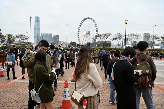 大批香港市民排队等候检测