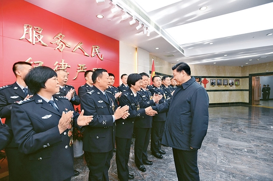 2019年2月1日,中共中央总书记、国家主席、中央军委主席习近平在北京看望慰问基层干部群众,考察北京冬奥会、冬残奥会筹办工作。这是1日上午,习近平在北京市公安局,同公安英模和干警代表一一握手,向全国广大公安干警致以新春祝福。新华社记者 谢环驰/摄