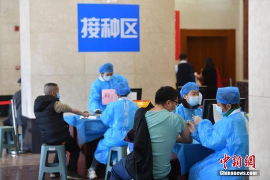 资料图：市民有序进行加强针接种。 中新社记者 刘冉阳 摄