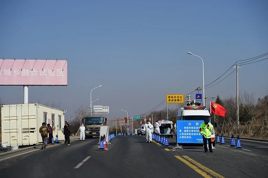 4月9日，吉林长春，备春耕返乡人员通过路口登记防疫信息。图/视觉中国