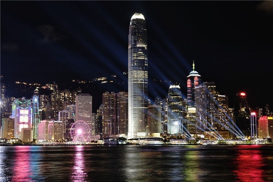 这是2022年6月25日在香港尖沙咀拍摄的香港岛灯光秀。新华社记者 王申 摄