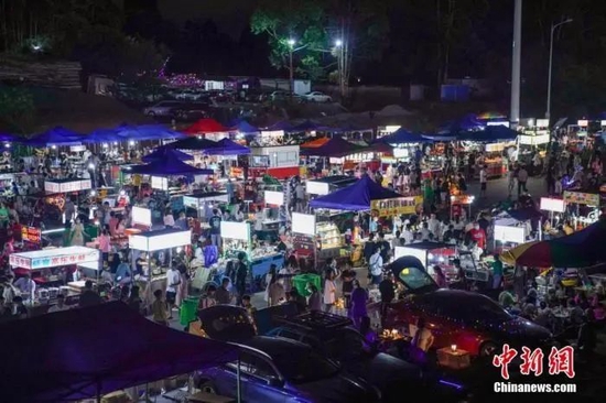 资料图:广西南宁市良庆社区阳峰路夜市示范点,不少民众晚上前来“打卡”消费。中新社记者 陈冠言 摄