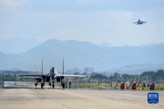 8月4日,东部战区空军航空兵某旅同时出动多架战机,飞赴台岛周边海域执行任务,进一步检验部队实战能力。这是战机编队出动。新华社发(付敢 摄)