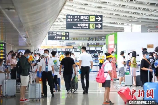 资料图:暑运期间三亚机场的客流