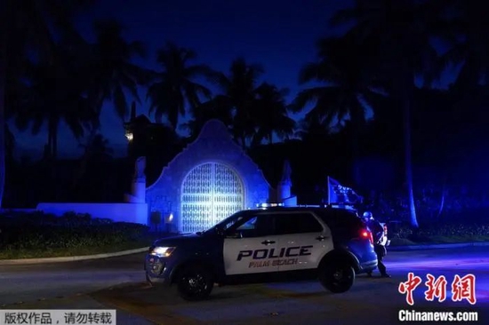  2022年8月8日，佛罗里达州棕榈滩，警察在前总统特朗普的海湖庄园入口外指挥交通。
