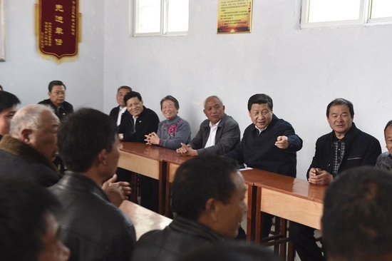 (2014年3月17日,习近平在东坝头乡张庄村村委会与干部群众座谈,听取意见和建议。 新华社记者李学仁摄)