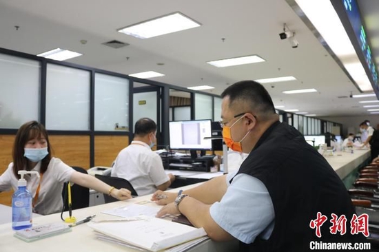 9月29日,南宁师范大学台湾教师梁洲辅向广西区直住房公积金管理中心申请公积金提取业务。 陈秋霞 摄