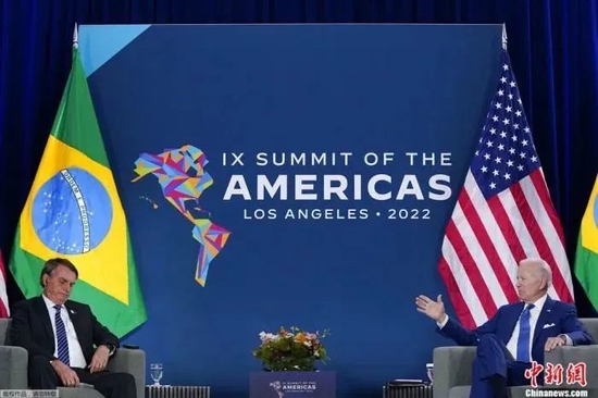 美洲峰会期间，美国总统拜登会见巴西总统博索纳罗（左）。
