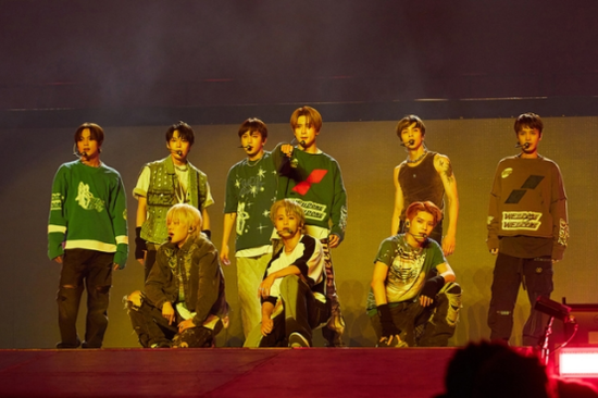 韩国男团NCT 127在雅加达演唱会现场进行表演。图自韩媒