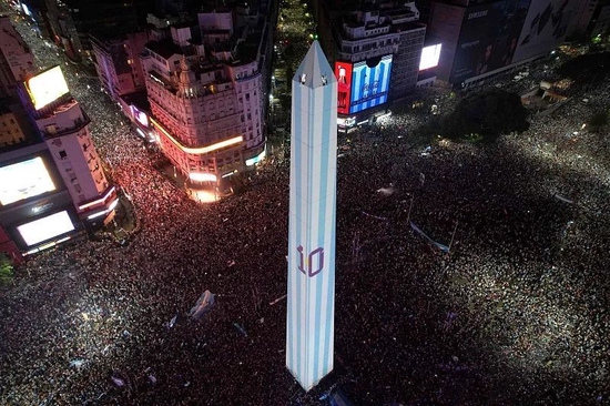 当地时间2022年12月18日，阿根廷首都布宜诺斯艾利斯，球迷疯狂庆祝。图/视觉中国