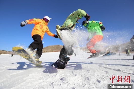 图为游客在阿尔山滑雪场体验滑雪的乐趣。　兴安盟委宣传部供图