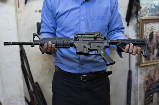2015年2月，从一名“伊斯兰国”士兵手中缴获的一把美国制造M16A4步枪。
