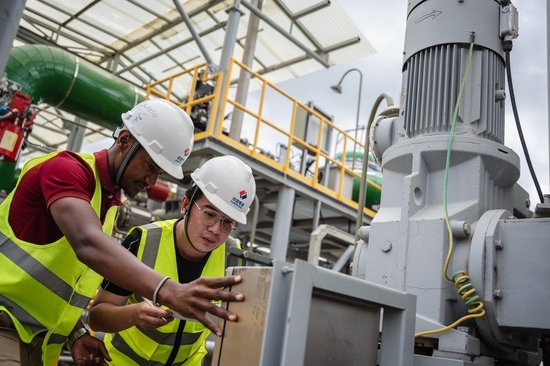 5月26日，施工人員在位於堅尼亞納庫魯市的索西安地熱電站項目建設現場檢查發電設施。（新華社記者王冠森攝）