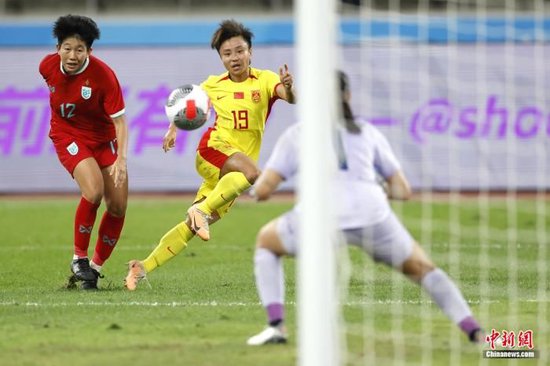 張琳豔（黃）在與泰國隊比賽中。中新社記者 富田 攝
