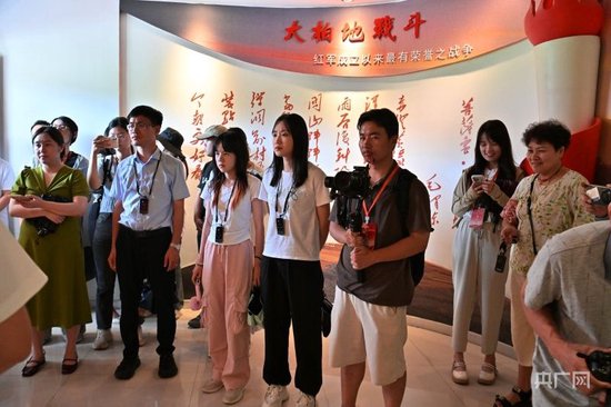 採訪團一行參觀大柏地戰鬥紀念館(央廣網發 肖靚 攝)