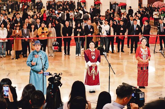 2025年3月10日,全國政協十四屆三次會議第三場「委員通道」在人民大會堂舉行。圖為少數民族委員亮相「委員通道」。 民族畫報記者 康夢婷/攝