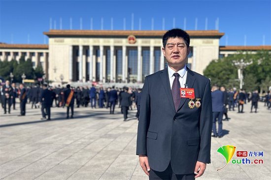 王明疆榮獲「全國勞動模範」獎章。中國電建西北院供圖