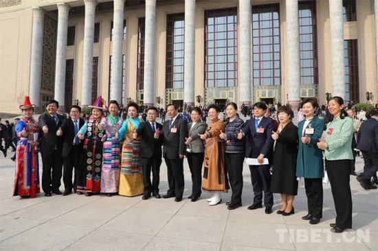 圖為邊巴拿姆在全國政協十四屆二次會議閉幕後在人民大會堂外和其他委員合照 攝影:王茜