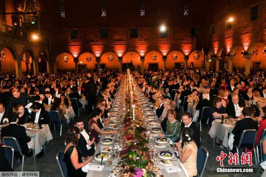 資料圖：當地時間2018年12月10日，瑞典斯德哥爾摩，盧保獎晚宴舉行，盧保獎得主、瑞典王室成員與眾多名流出席。