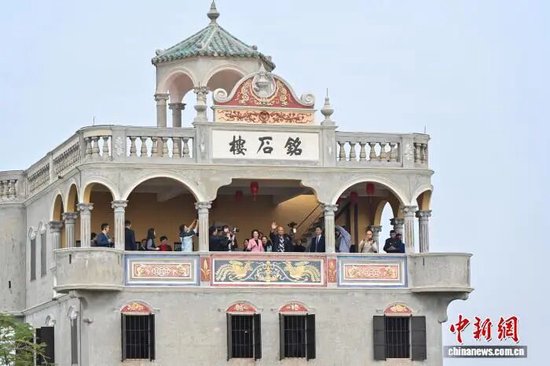  2月11日，廣東江門，瑙魯總統阿迪昂參觀開平碉樓。中新社記者 陳驥旻 攝