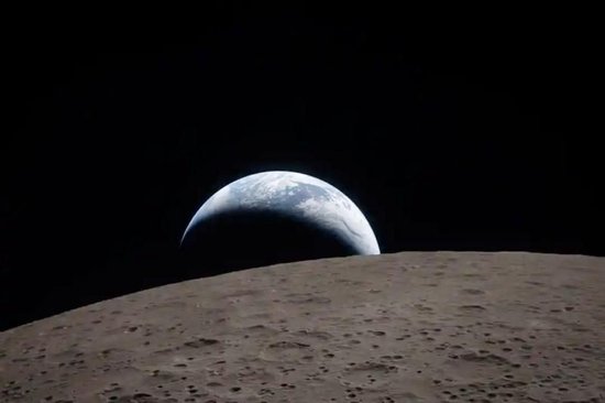 4月6日，從「獵戶座」飛船上拍攝的月球（前）和地球。 圖據新華社