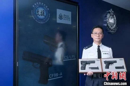 2024年12月12日，香港特區政府警務處支援部警司高卓恒在受訪時展示警隊新更換的兩款國產手槍CF98-A和CS/LP5。（資料圖） 中新網記者 陳永諾 攝