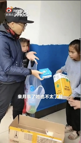 广西支教男老师给女同学发卫生巾，网友纷纷点