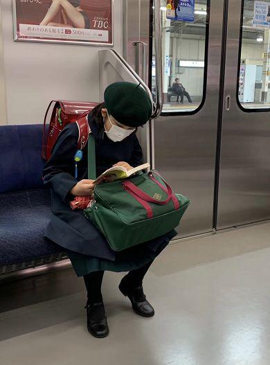 在地铁上的一位日本学生