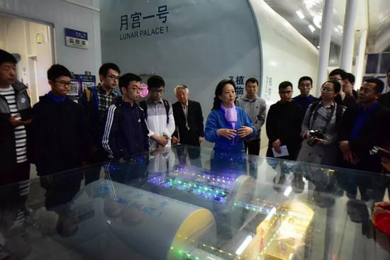 “月宫一号”总设计师、首席科学家刘红教授为观众讲解。