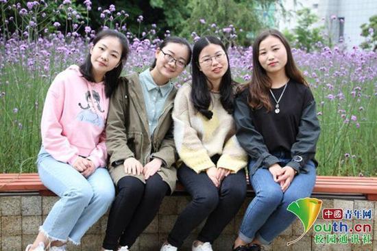 又现学霸寝室:4名女生考研成功 96张奖状铺满宿舍