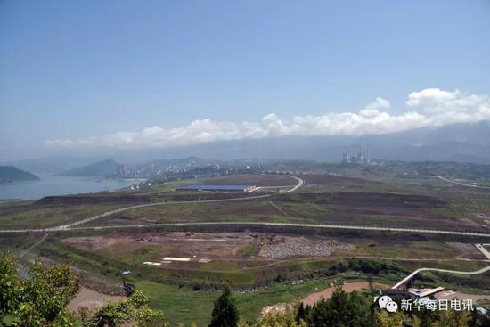 4月16日,俯瞰侵占保护区四分之一面积的西沱工业园毗邻长江。 记者黄豁 摄