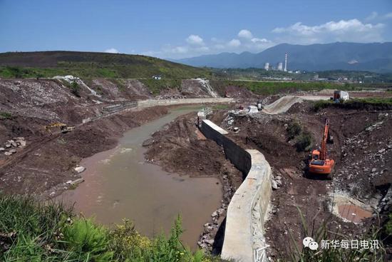 4月16日,水磨溪自然保护区核心区的水磨溪河道被工业园区破坏。 记者黄豁 摄