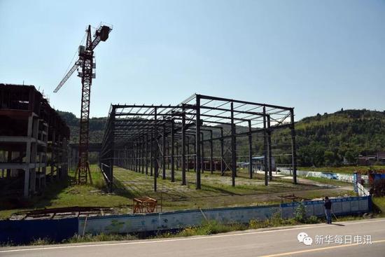 目前已成烂尾工程的一家环保设备厂房。西沱工业园目前仅3家企业入驻。 记者黄豁 摄