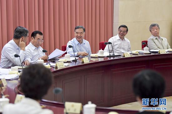 6月8日,十三届全国政协第四次双周协商座谈会在北京召开,中共中央政治局常委、全国政协主席汪洋主持会议并讲话。 新华社记者 殷博古摄