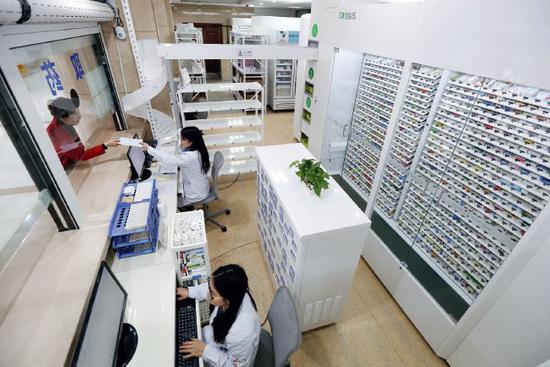 重庆市一家医院的智慧药房。中国一度是全球“药占比”最高的国家。图/视觉中国