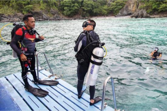  7月8日，来自中国的志愿者救援队与普吉当地的救援队参与救援。图/视觉中国