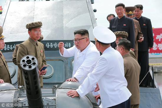 金正恩视察新造战舰(图:视觉中国)