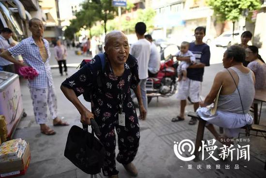 走在渝北茨竹镇的街上，想到离孩子的家越来越近，邓林明加快了步伐。