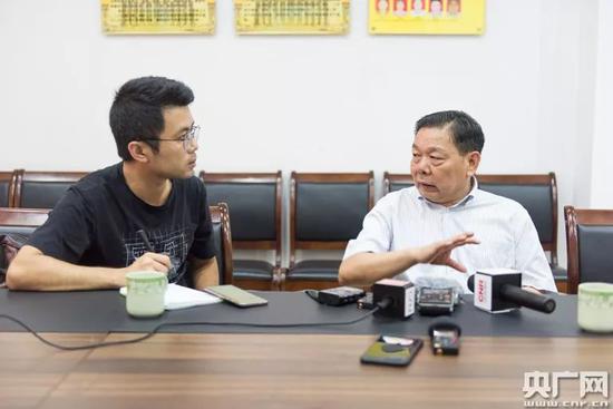 记者采访紫南村党委书记潘柱升(央广网记者 官文清 摄)