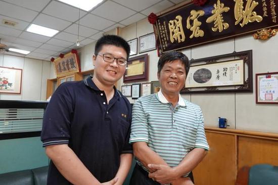 杨绍东(右)和儿子杨成贸(来源:“中评社”)