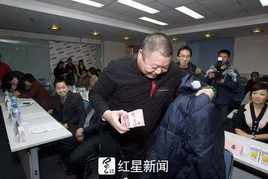  ▲2008年1月2日，“爱心照亮回家路”慈善活动新闻发布会在北京举行，臧天朔出席。 图据东方IC