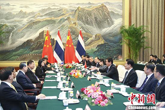 12月12日,中国全国人大常委会委员长栗战书在北京人民大会堂与泰国立法议会主席蓬佩举行会谈。 中新社记者 刘震 摄