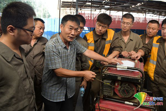 保定工务段保定综合机修车间主任张立昌介绍新型养路机械使用方法。本人供图