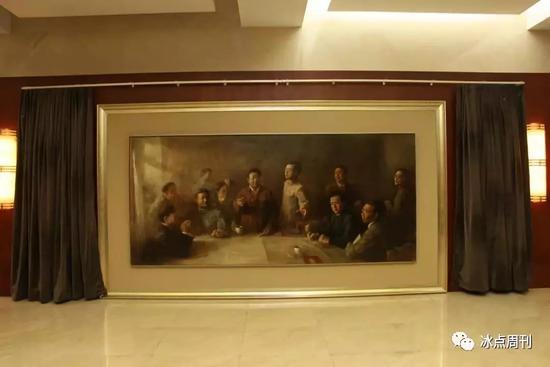 在九院九所办公大楼的走廊上,悬挂着一幅巨大的油画。油画还原了当年一次关于技术思路的争论。周光召面向彭桓武,似寻求彭公评判,程开甲在其身后微笑不语。