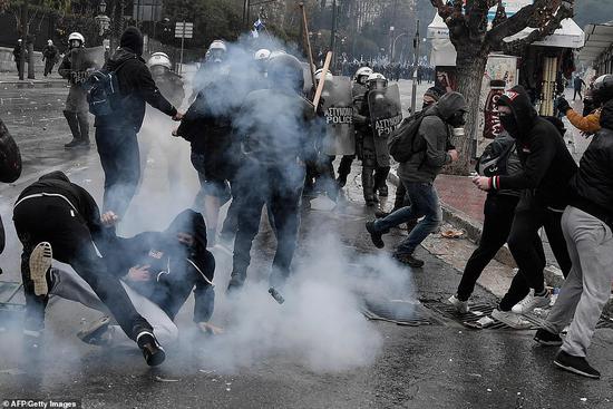 雅典6万名抗议者与警察发生冲突。（每日邮报）