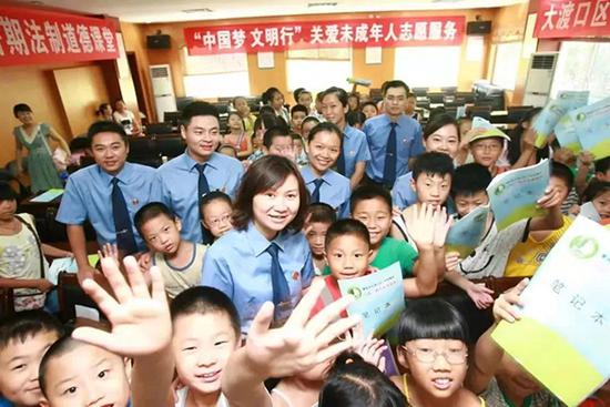 重庆市检察机关“莎姐”团队赴基层社区开展未成年人法治服务。