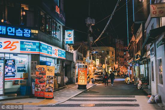 资料图:首尔一处街道的夜景。(视觉中国)