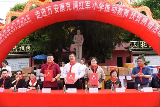 朱和平(中)、朱新华(右)、吴润泽获任康克清红军小学名誉校长 图片来源:央视网