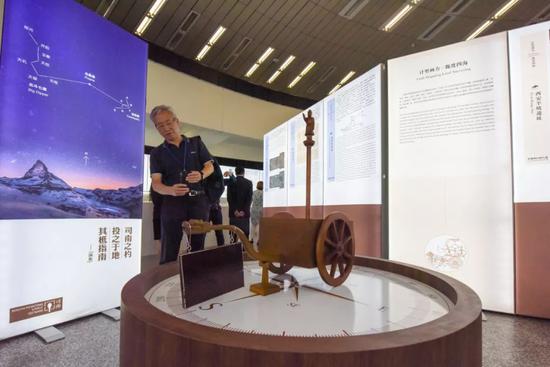 6月11日,在联合国维也纳办事处,人们参观“中国古代导航展——从指南针到北斗”展览。新华社记者郭晨摄