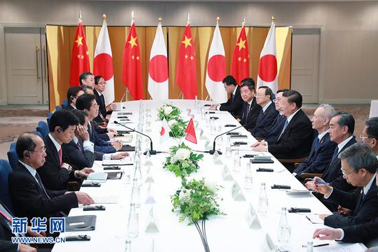 6月27日,国家主席习近平在大阪会见日本首相安倍晋三。 新华社记者 庞兴雷 摄